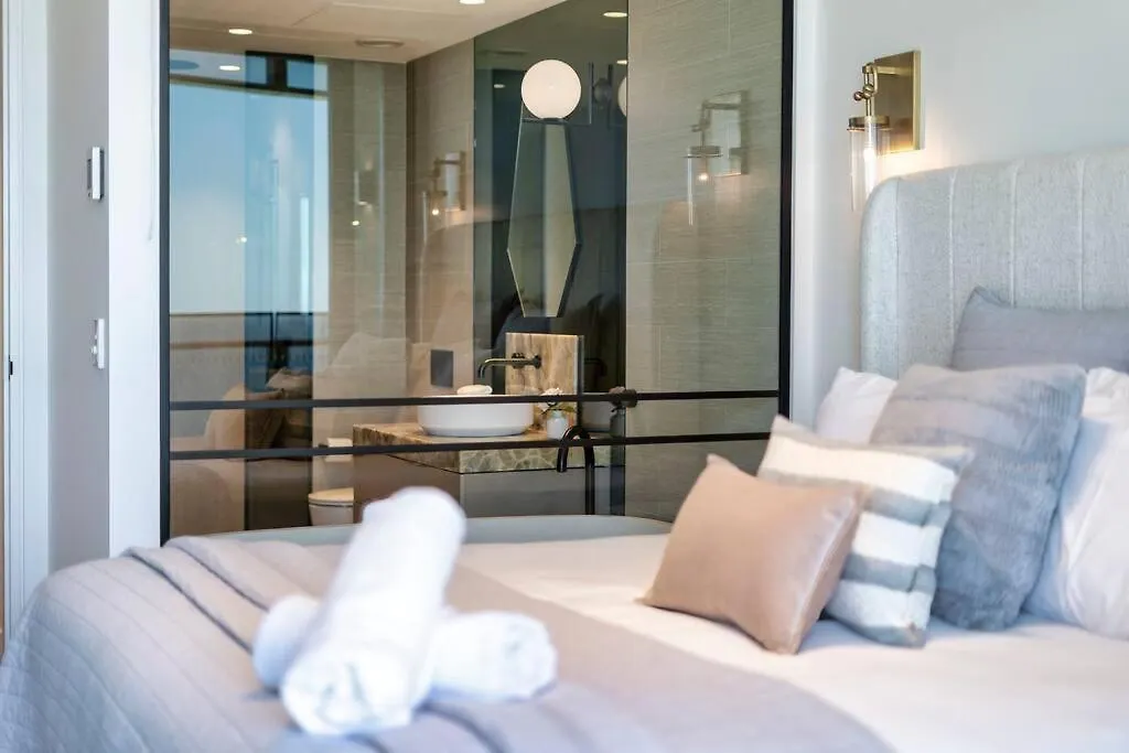 Luxury Jewel Beachfront King Suite Gold Coast 0*,  Avustralya